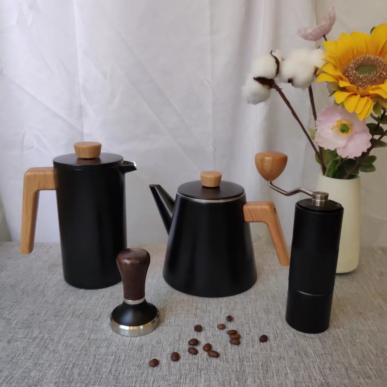 1,2 l Teekanne. Hitzebeständige, doppelwandige Teekanne mit Holzgriff aus Edelstahl und Teesieb