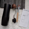 Schwarze manuelle Kaffeemühle mit CNC-Edelstahlkegel und einstellbarer Einstellung, Kapazität 25 g