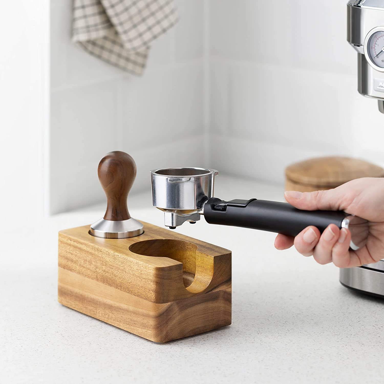 Kaffee-Manipulationsstation aus Holz – 51 mm Tamper-Halter für Espressomaschinen-Zubehör – Holz-Siebträgerständer für Coffee Shop