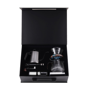 Muster verfügbares Geschenkset für Outdoor-Reisen, Tropfkaffee, Kaffeeset mit manuellem Kaffeemühlenfilter, Wasserkocher, Kanne und Löffel