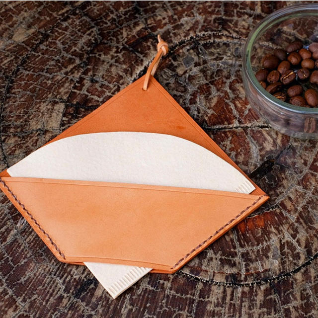 Handgefertigter Kaffeefilterpapierhalter aus Vollnarbenleder, minimalistische Heimdekoration