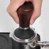 Handgehaltene Espressopresse aus Edelstahl mit Holzgriff für Kaffeesatz und Kaffeestampfer