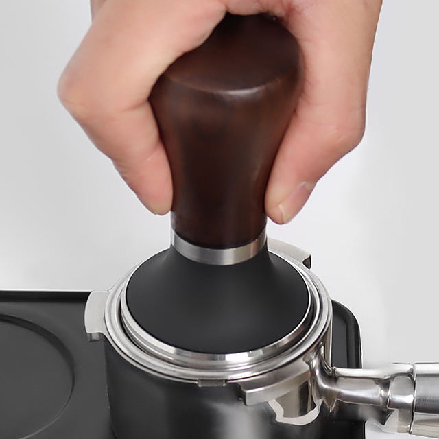 Handgehaltene Espressopresse aus Edelstahl mit Holzgriff für Kaffeesatz und Kaffeestampfer