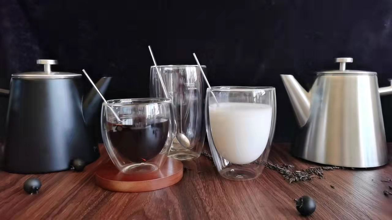 1,2 l hitzebeständiger, satinierter Teekessel. Doppelwandige Teekanne aus Edelstahl mit Teesieb