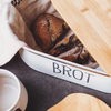 Neu eingetroffener moderner 2-in-1-Brotkasten mit Bambus-Schneidebrett-Deckel, sparsamer Brotkasten