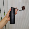 Manuelle Kaffeemühle, Handkaffeemühle mit verstellbarem konischem Edelstahl-Frässtift, Kapazität 30 g, tragbare Mühle