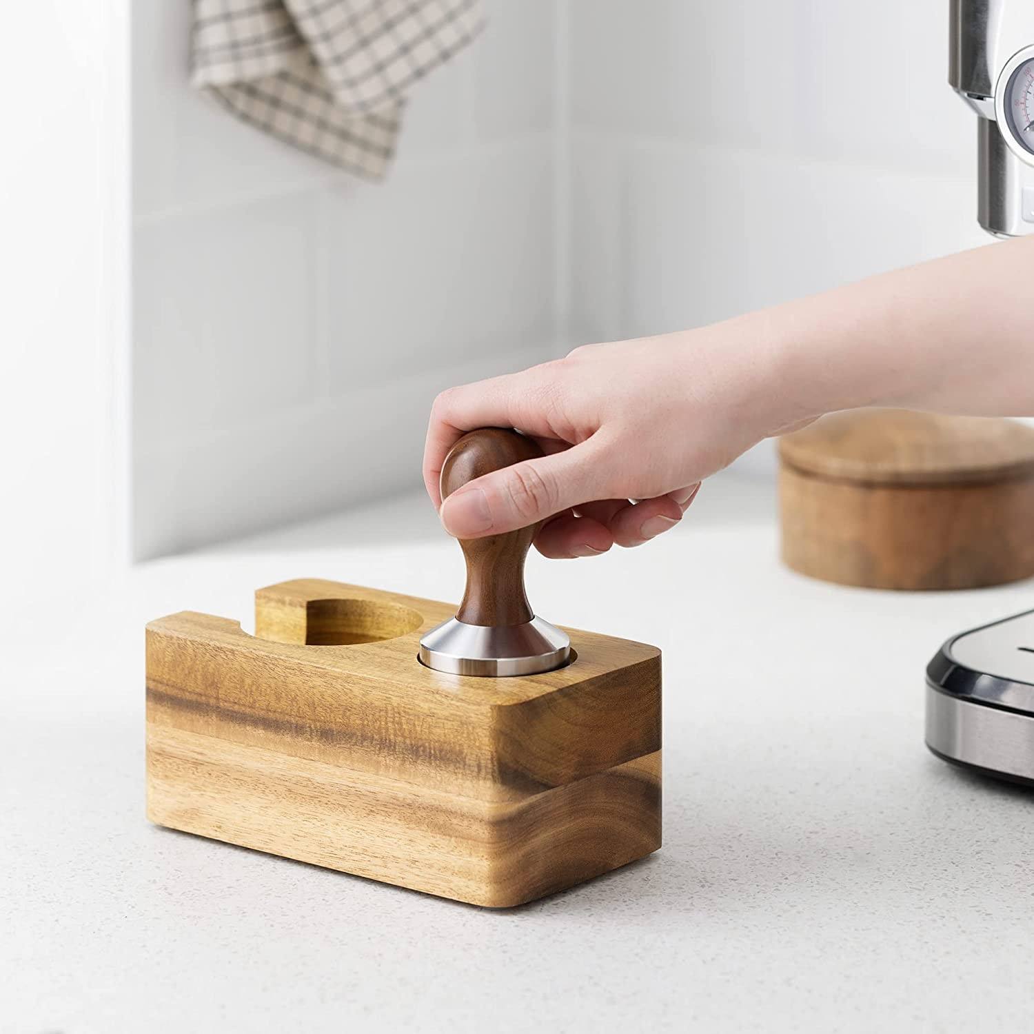 Kaffee-Manipulationsstation aus Holz – 51 mm Tamper-Halter für Espressomaschinen-Zubehör – Holz-Siebträgerständer für Coffee Shop