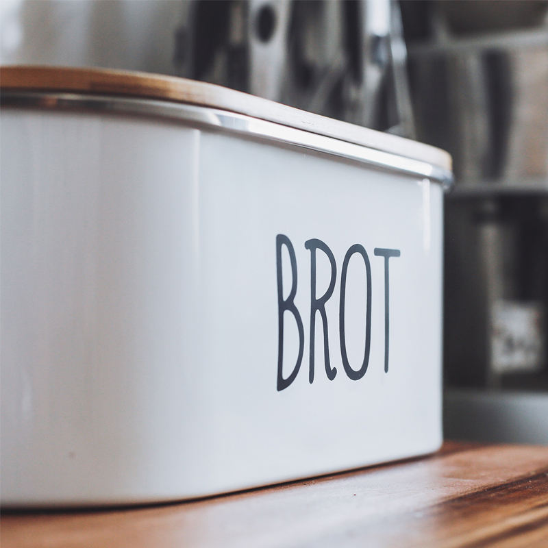 Neu eingetroffener moderner 2-in-1-Brotkasten mit Bambus-Schneidebrett-Deckel, sparsamer Brotkasten