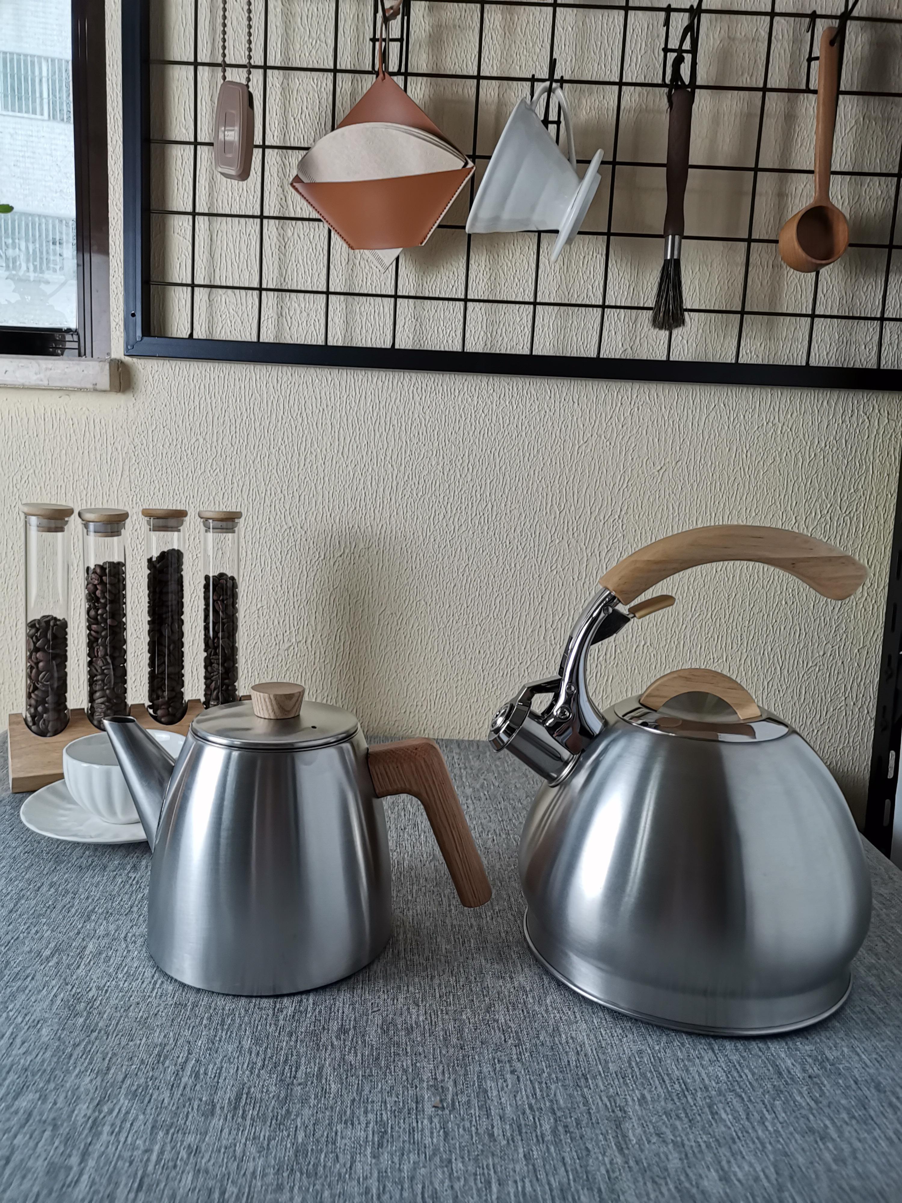 1,2 l Teekanne. Hitzebeständige, doppelwandige Teekanne mit Holzgriff aus Edelstahl und Teesieb