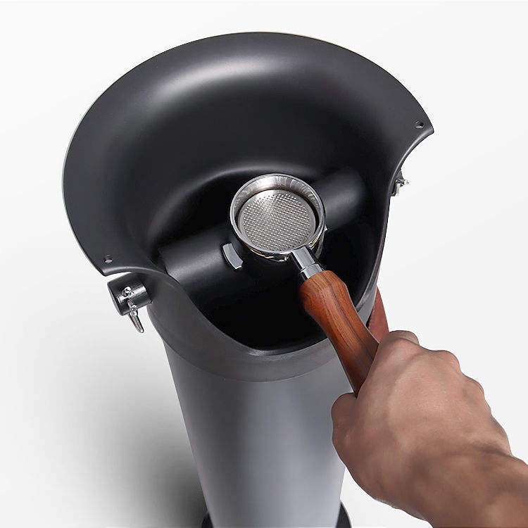 Klopfbox für Espresso-Boden. Kommerzielle, bodenstehende, saugfähige Klopfbox im Barista-Stil mit abnehmbarer, rutschfester Basis