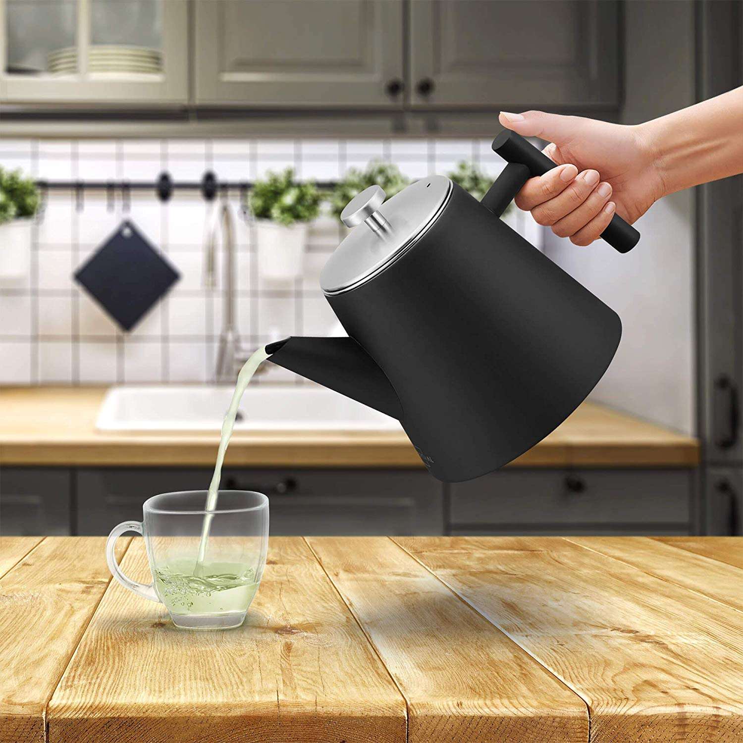 Edelstahl-Teekanne mit Stövchen. Doppelwandig, 1,2 l. Hält den Tee lange heiß, mit Tee-Ei. Teekanne