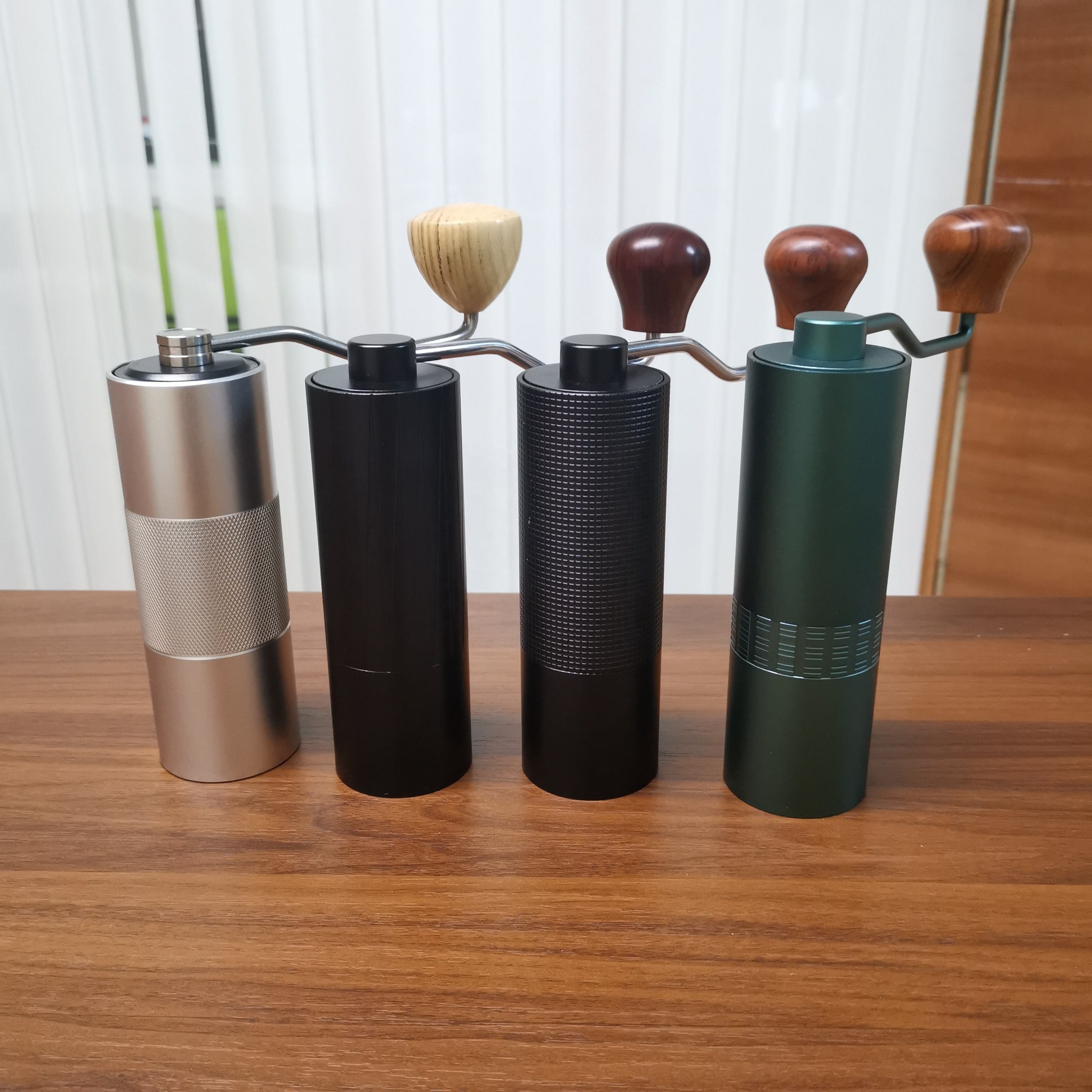 Manuelle Kaffeemühle mit Mahlwerk, Kapazität: 0,9 Unzen, konische Mahlmühle aus Edelstahl, feiner bis gröber, einstellbare Einstellung